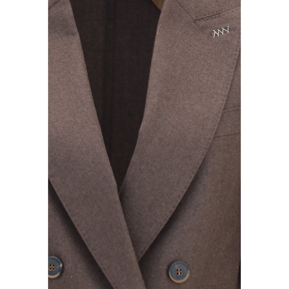This Blazer by Max Mara for women in cashmere & capra leather brown presents a tailored silhouette, meticulously tailored with a tailored and distinctive for a tailored finish.