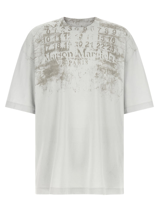 T-Shirt by Maison Margiela for men in cotton gray, signature & print showcases a chic silhouette, artfully detailed with a chic and for a chic finish.