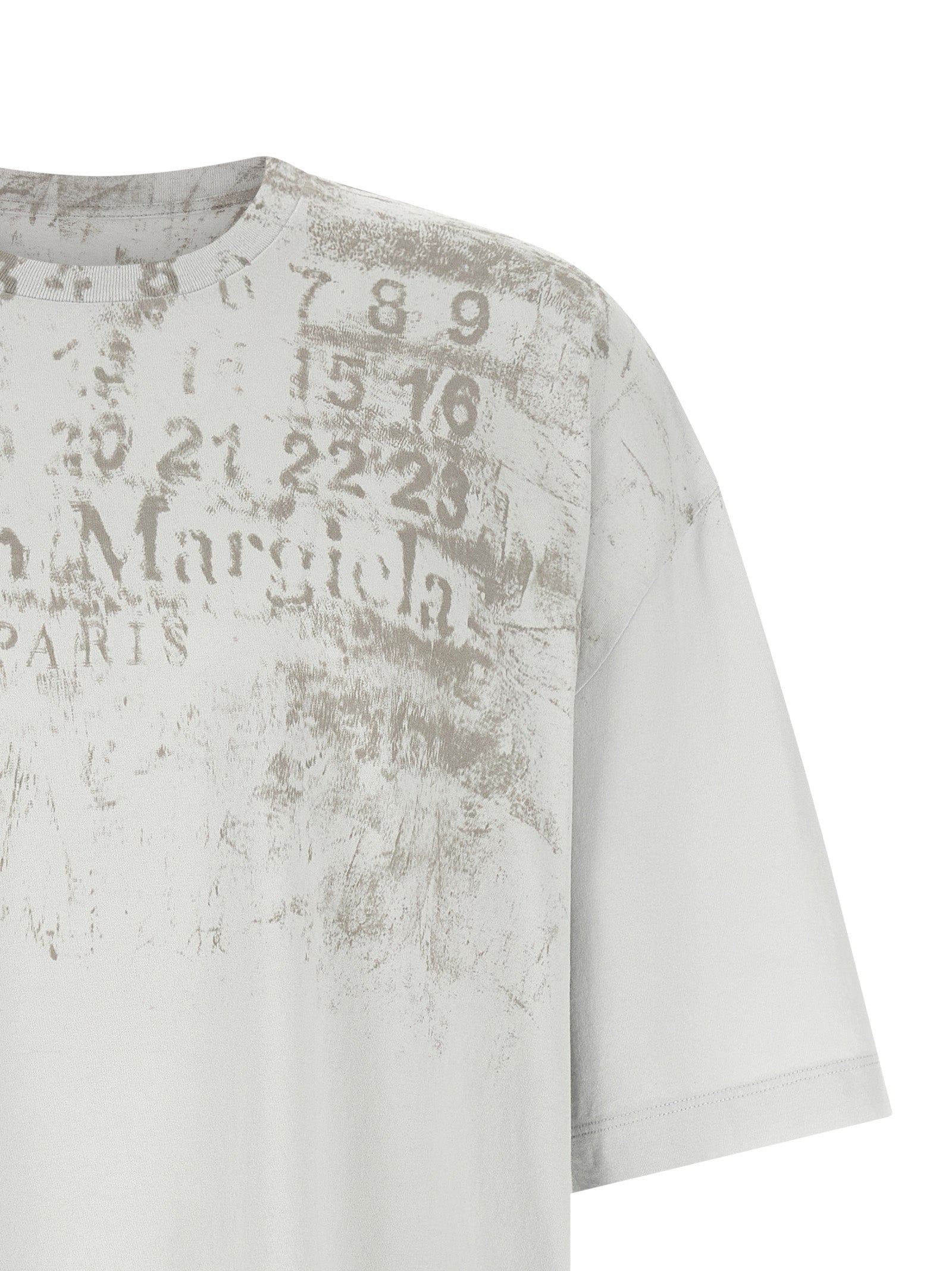 T-Shirt by Maison Margiela for men in cotton gray, signature & print showcases a fashionable silhouette, elegantly detailed with a fashionable and for a sophisticated, high-fashion look.