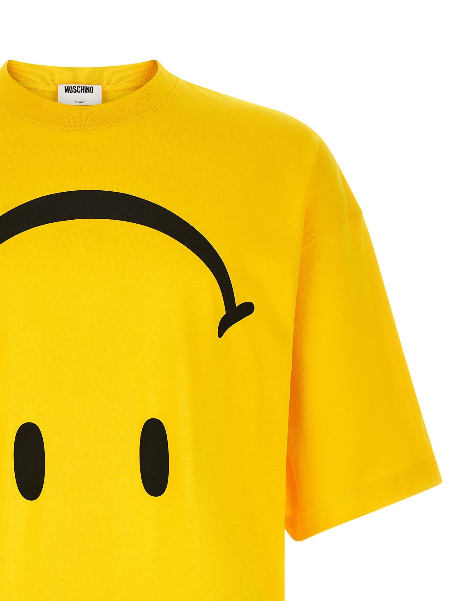 T-Shirt by Moschino for men in cotton bicolour, yellow & print showcases a dramatic silhouette, elegantly detailed with a dramatic crew neckline and for a truly dramatic finish.