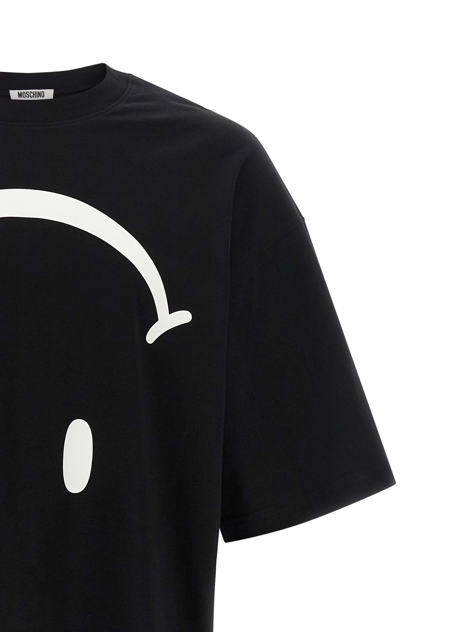 T-Shirt by Moschino for men in organic cotton bicolour & print features an edgy silhouette, meticulously detailed with a sophisticated and crew neckline for a truly edgy finish.