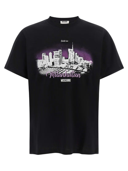 T-Shirt by Moschino for men in cotton black, purple, patterned & print features a plush silhouette, showcasing a sophisticated round neckline and short-sleeve for a truly plush finish.
