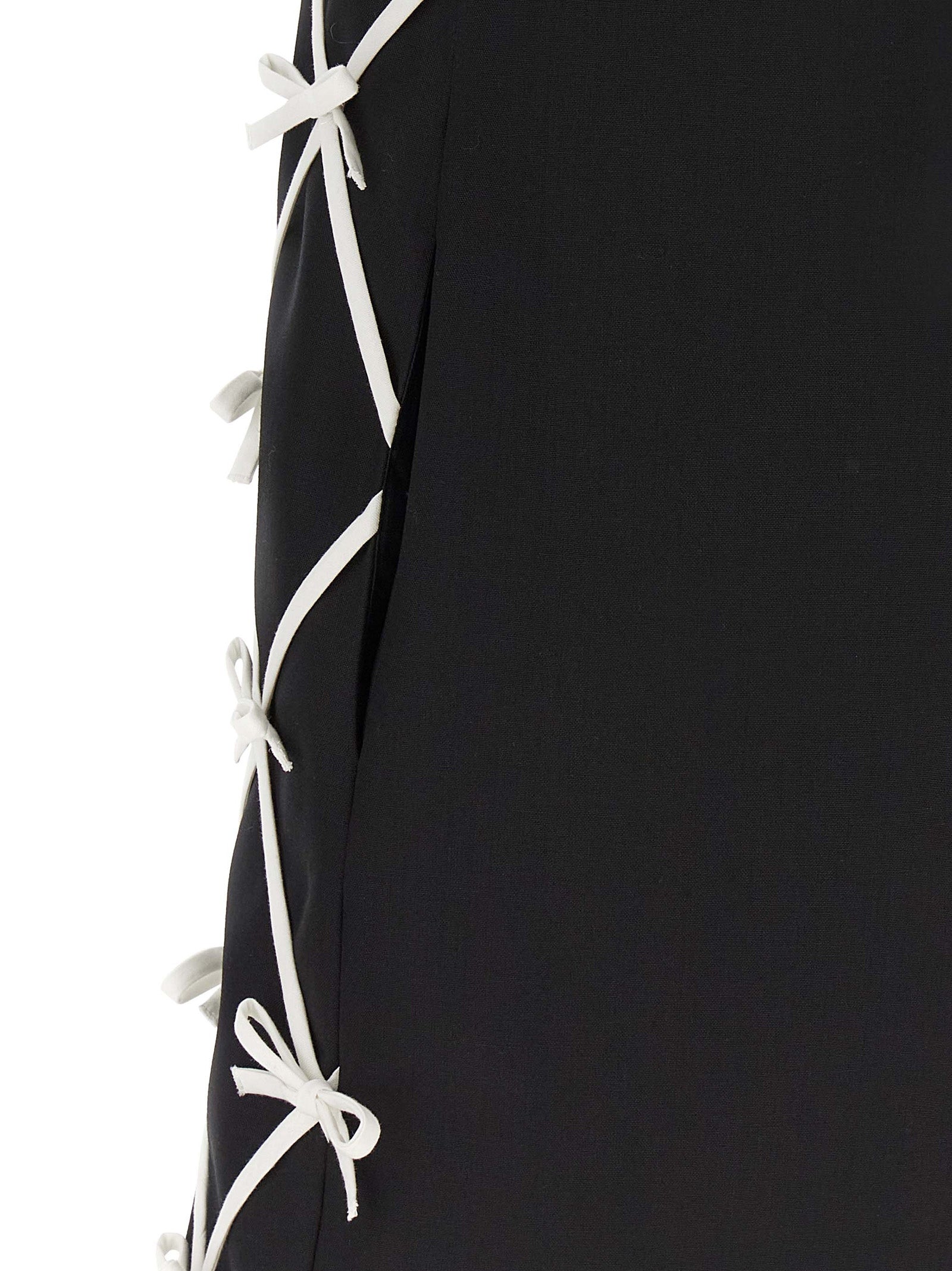 Dress by Moschino for women in virgin wool bicolour & patterned features an magnificent silhouette, artfully detailed with a magnificent and that flows into an magnificent short mini.