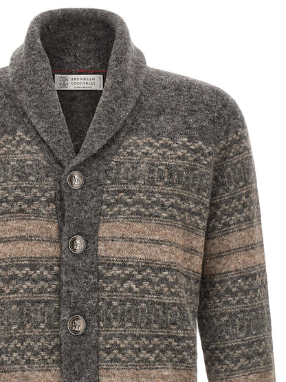 Cardigan by Brunello Cucinelli for men in cashmere & alpaca wool gray & jacquard presents a textural silhouette, artfully finished with a textural shawl-collar neckline and for a sophisticated, textural look.