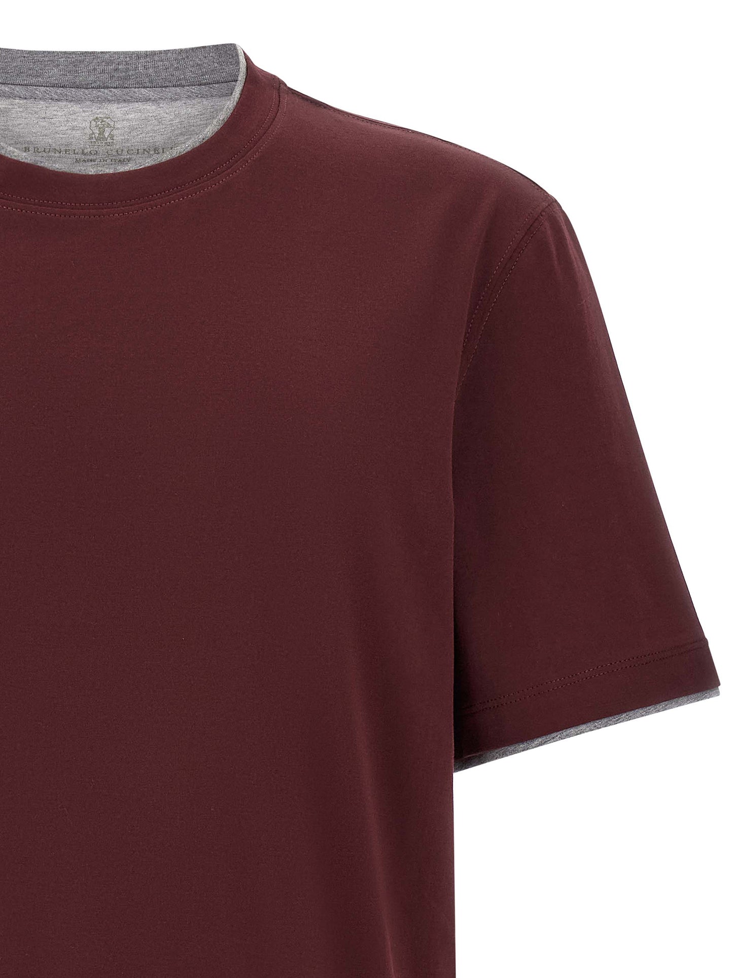 T-Shirt by Brunello Cucinelli for men in cotton bordeaux, burgundy & gray showcases a dramatic silhouette, elegantly detailed with a dramatic and for a truly dramatic finish.