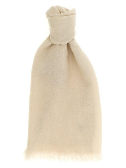 Scarf by Brunello Cucinelli for women in cashmere silk beige presents a cosy silhouette, artfully capturing the sophisticated design and premium aesthetic of the Cashmere Silk Shawl Frayed-Edge Scarf.