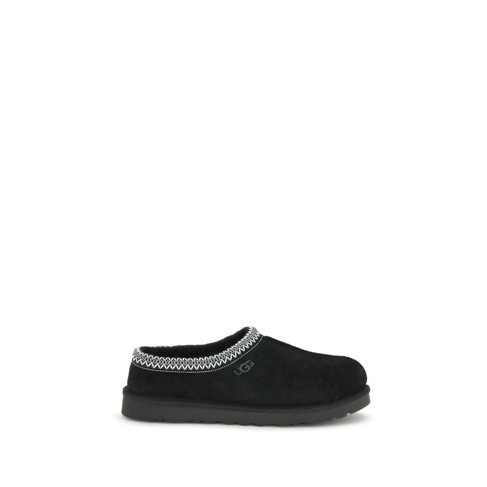 Flat Shoes by UGG for men in leather black presents a effortless chic silhouette, showcasing the Men's Leather Flat Shoes design with a effortless chic and for a sophisticated look.