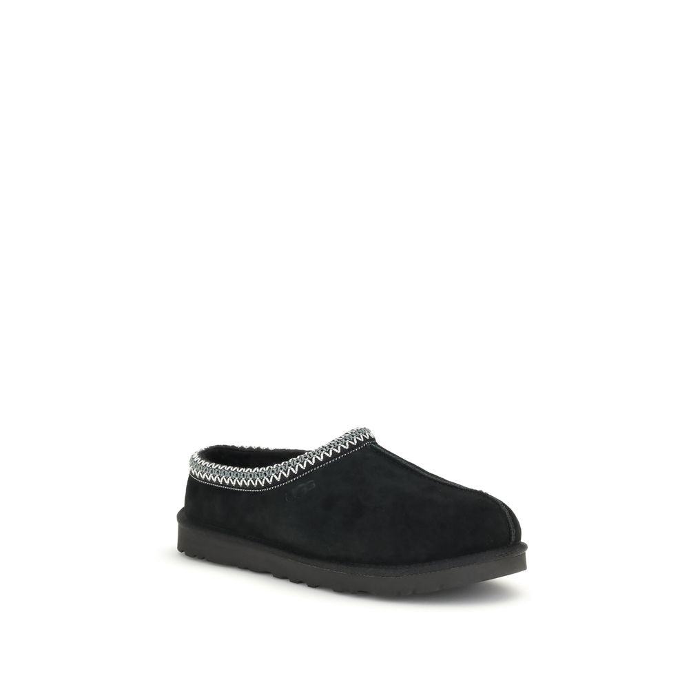 Flat Shoes by UGG for men in leather black features an statuesque silhouette from the Men's Leather Flat Shoes collection, showcasing a and a statuesque for a statuesque look.
