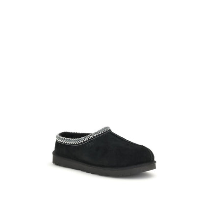 Flat Shoes by UGG for men in leather black features an statuesque silhouette from the Men's Leather Flat Shoes collection, showcasing a and a statuesque for a statuesque look.