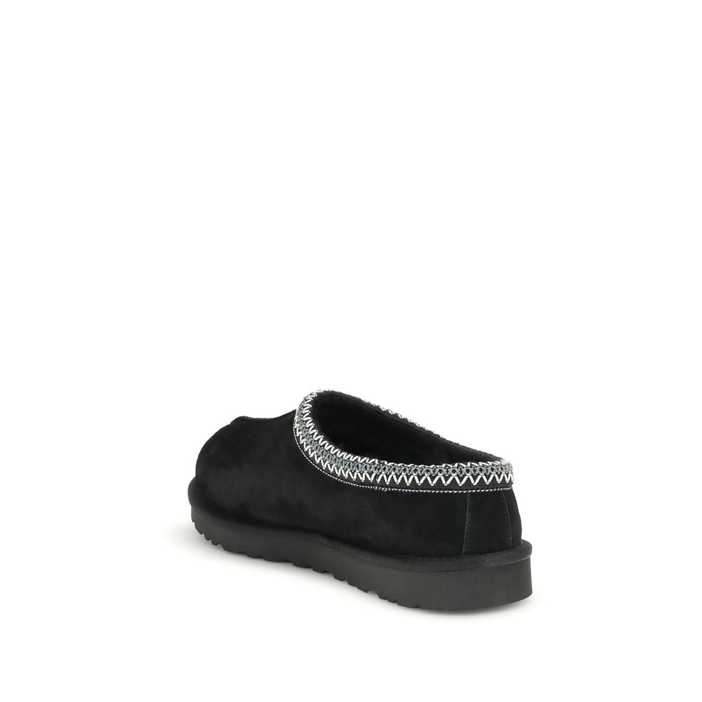 Flat Shoes by UGG for men in leather black features an captivating silhouette, showcasing the captivating style of the Men's Leather Flat Shoes with its distinct and refined .