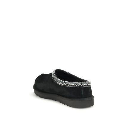 Flat Shoes by UGG for men in leather black features an captivating silhouette, showcasing the captivating style of the Men's Leather Flat Shoes with its distinct and refined .