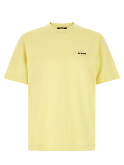 T-Shirt by Jacquemus for men in organic cotton bicolour, yellow & signature showcases a chic silhouette, artfully detailed with a chic crew neckline and short-sleeve for a chic finish.