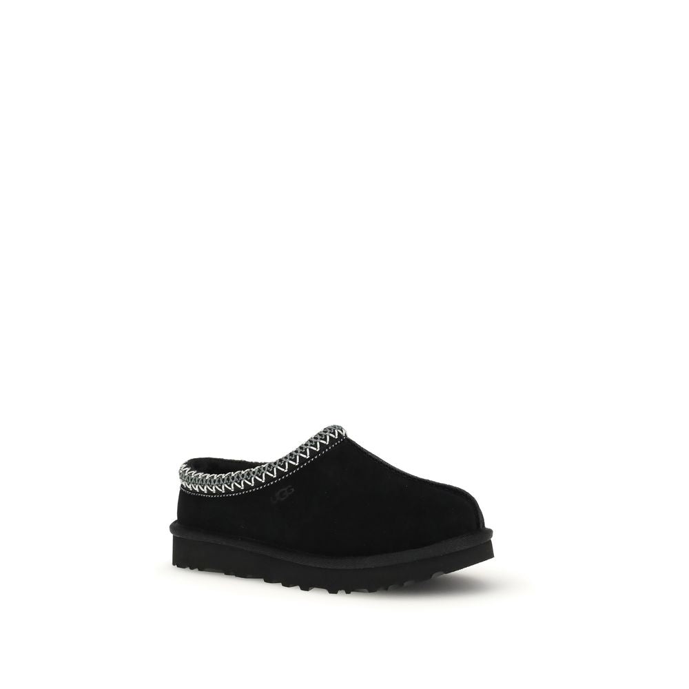 Flat Shoes by UGG for women in rubber black features an captivating silhouette, showcasing the captivating style of the Women's Rubber Flat Shoes with its distinct and refined .