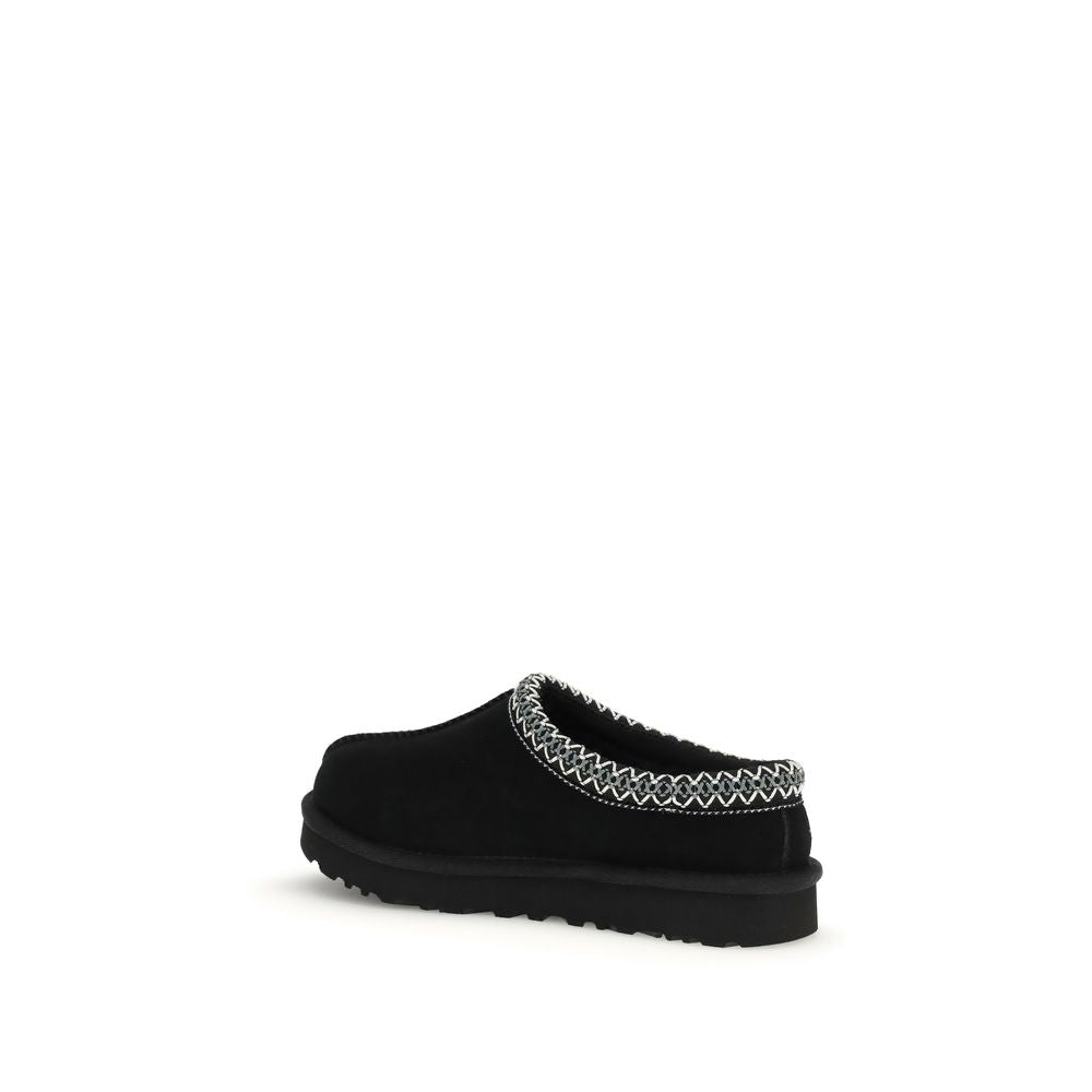 Flat Shoes by UGG for women in rubber black showcases a resplendent Women's Rubber Flat Shoes aesthetic with a and .