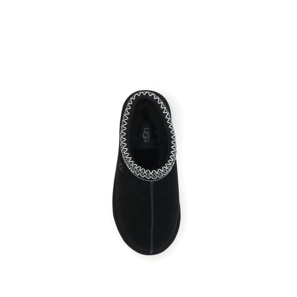 Flat Shoes by UGG for women in rubber black presents a effortless chic silhouette, showcasing the Women's Rubber Flat Shoes design with a effortless chic and for a sophisticated look.