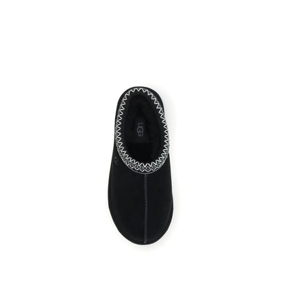 Flat Shoes by UGG for women in rubber black presents a effortless chic silhouette, showcasing the Women's Rubber Flat Shoes design with a effortless chic and for a sophisticated look.