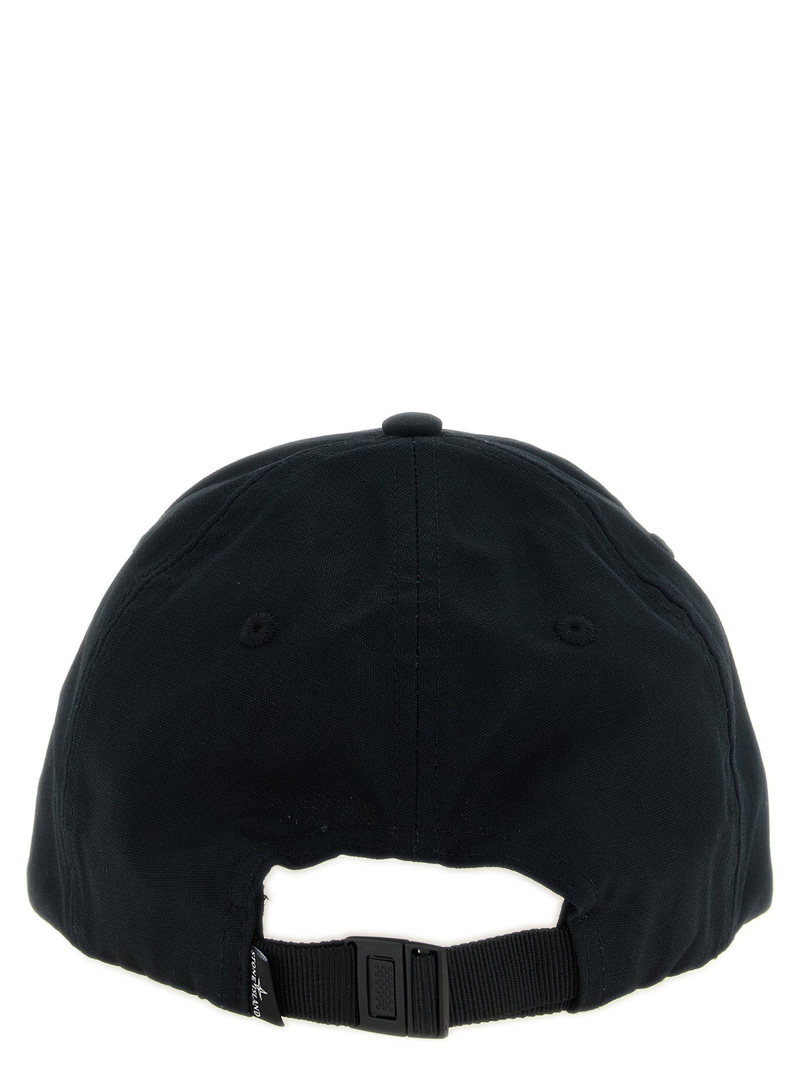 This Baseball Cap by Stone Island for men in cotton black presents a distinguished silhouette, meticulously showcasing the signature aesthetic and high-end profile of the Cotton Baseball Cap.