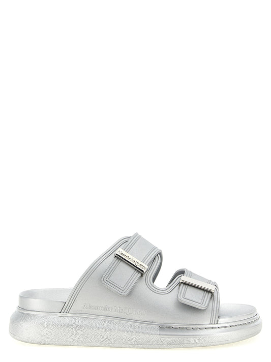 Sliders Sandals Flat Shoes by Alexander McQueen for women in rubber silver showcases a enchanting silhouette as part of the Women's Rubber Sliders Sandals Flat Shoes collection, defined by a enchanting and for a enchanting look.