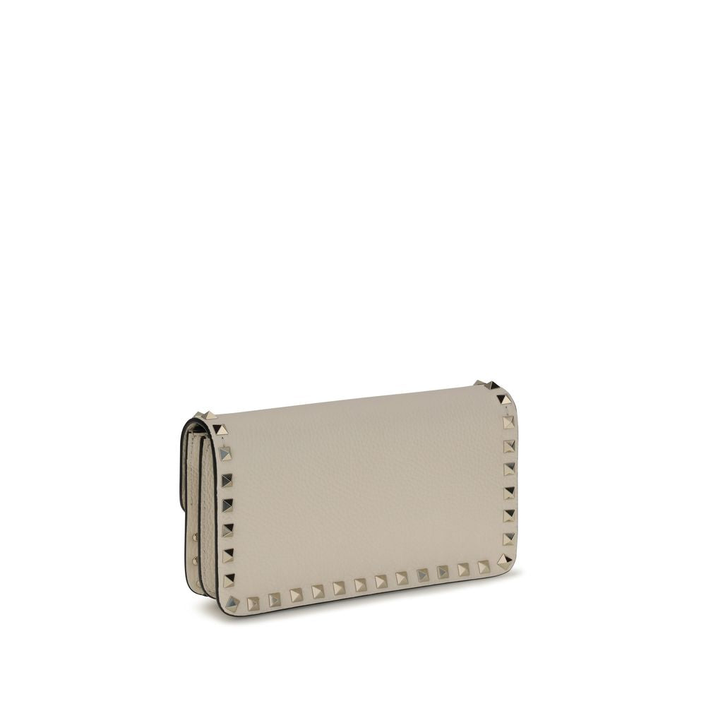 Cardholder Wallet by Valentino Garavani for women in bos taurus calf leather beige & signature showcases a discerning silhouette, artfully capturing the essence of Rockstud Bos Taurus Calf Leather Cardholder Wallet with its functional card-organization chain.
