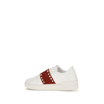 Sneakers by Valentino Garavani for women in bos taurus calf suede leather white & signature presents a sumptuous silhouette, artfully capturing the essence of the Rockstud Women's Low Top Bos Taurus Calf Suede Leather Sneakers with its sumptuous low-top style design.