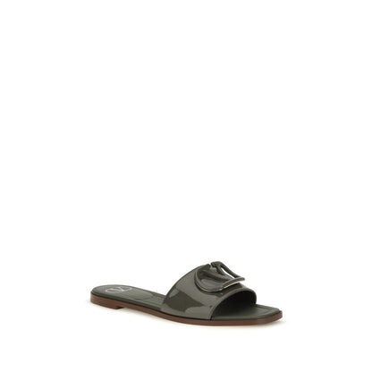 Flat Slider Sandals by Valentino Garavani for women in bos taurus calf patent leather bicolour showcases a sculptural silhouette as V Logo Women's Bos Taurus Calf Patent Leather Flat Slider Sandals, defined by a sculptural flat and sculptural open toe style for a sculptural look.