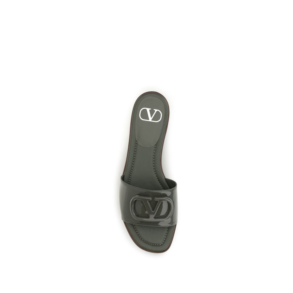 Flat Slider Sandals by Valentino Garavani for women in bos taurus calf patent leather bicolour features an statuesque V Logo Women's Bos Taurus Calf Patent Leather Flat Slider Sandals silhouette with a refined flat and elegant open toe style.