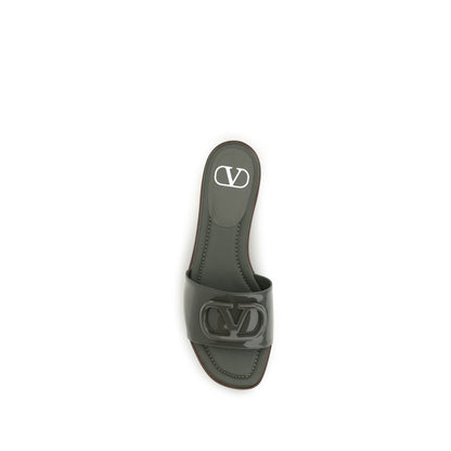 Flat Slider Sandals by Valentino Garavani for women in bos taurus calf patent leather bicolour features an statuesque V Logo Women's Bos Taurus Calf Patent Leather Flat Slider Sandals silhouette with a refined flat and elegant open toe style.