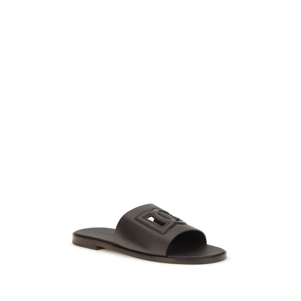 Flat Sandals by Dolce & Gabbana for men in bos taurus calf leather brown features an effortlessly chic silhouette from the Men's Bos Taurus Calf Leather Flat Sandals collection, showcasing a effortlessly chic flat and elegant open toe style.