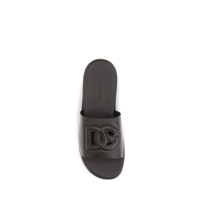 Flat Sandals by Dolce & Gabbana for men in bos taurus calf leather brown features an statuesque Men's Bos Taurus Calf Leather Flat Sandals silhouette with a refined flat and elegant open toe style.