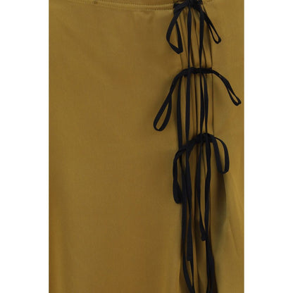 Skirt by Ganni for women in polyester satin bicolour showcases a sultry silhouette, elegantly defined by its midi and the sophisticated sultry design of the Women's Pleated Polyester Satin Midi Skirt.