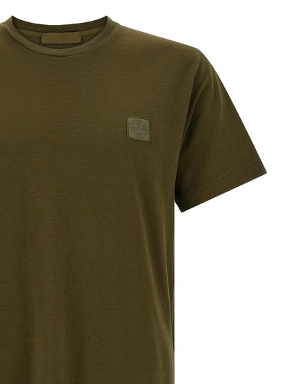 T-Shirt by Stone Island for men in organic cotton bicolour & green features an on trend silhouette, perfectly showcasing a on trend and for an elevated aesthetic.