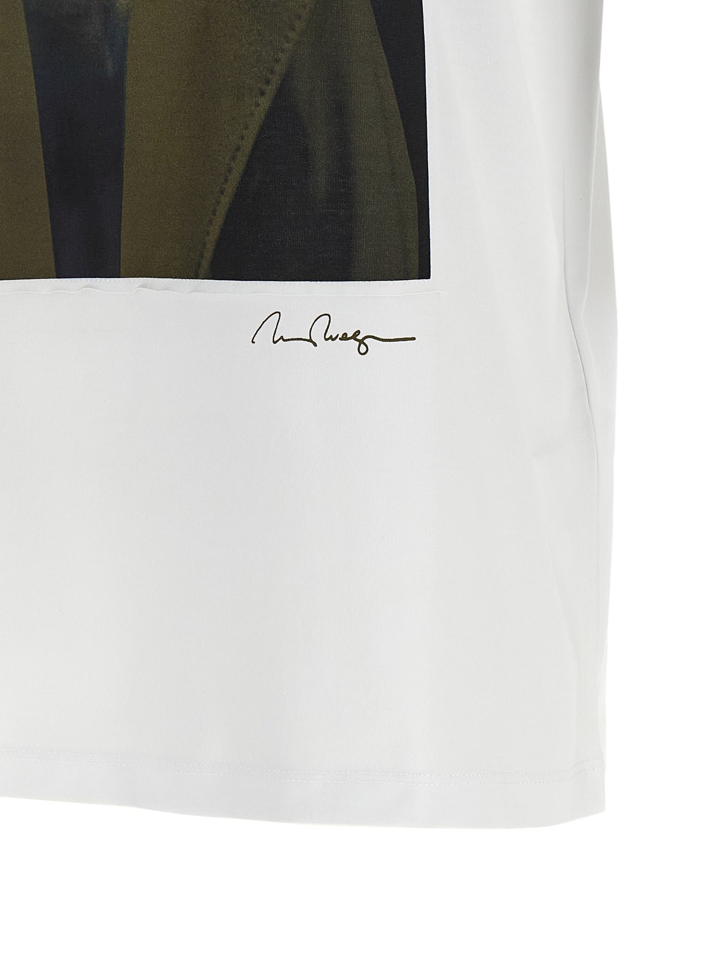 T-Shirt by Max Mara for women in cotton white, signature & print showcases a chic silhouette, artfully detailed with a chic and for a chic finish.