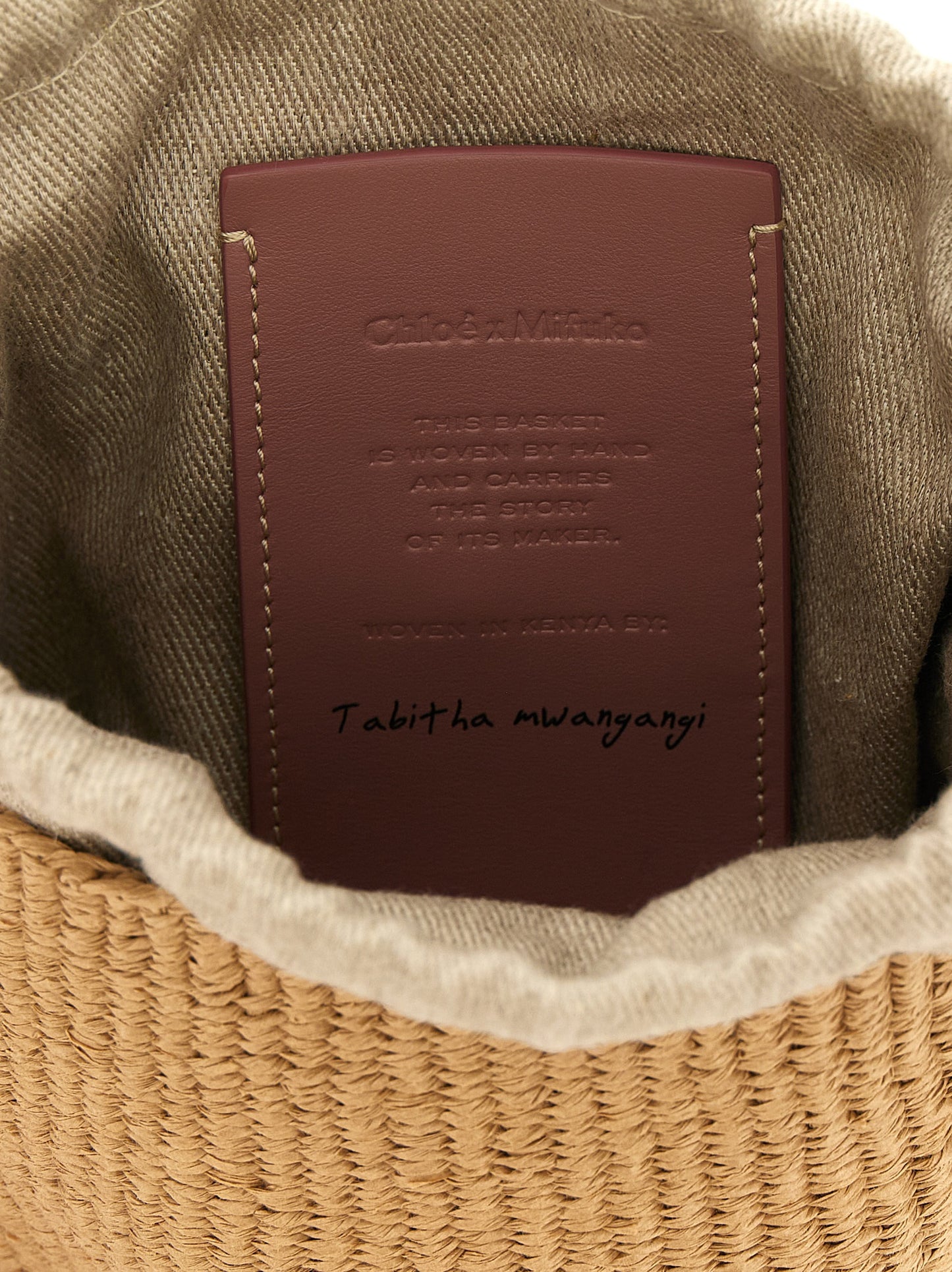 This Small Bucket Handbag by Chloé for women in calfskin suede leather and beige, natural & signature presents a sculptural silhouette featuring a secure drawstring, ample , and versatile shoulder-strap & handle for a sculptural finish.