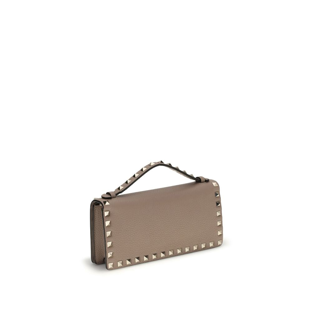 Cardholder Wallet by Valentino Garavani for women in bos taurus calf leather beige & signature showcases a discerning silhouette, artfully capturing the essence of Rockstud Bos Taurus Calf Leather Cardholder Wallet with its functional card-organization chain.