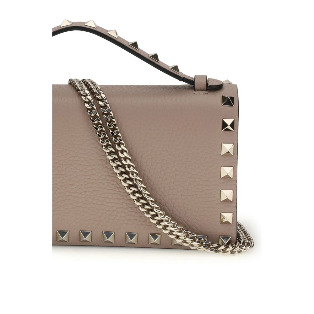 Cardholder Wallet by Valentino Garavani for women in bos taurus calf leather beige & signature showcases a distinguished silhouette, artfully capturing the essence of the distinguished Rockstud Bos Taurus Calf Leather Cardholder Wallet design with functional card-organization chain.