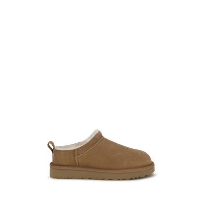 Mules Flat Shoes by UGG for women in eva polyester suede leather brown & signature showcases a enchanting silhouette as part of the Women's EVA Polyester Suede Leather Mules Flat Shoes collection, defined by a enchanting and for a enchanting look.