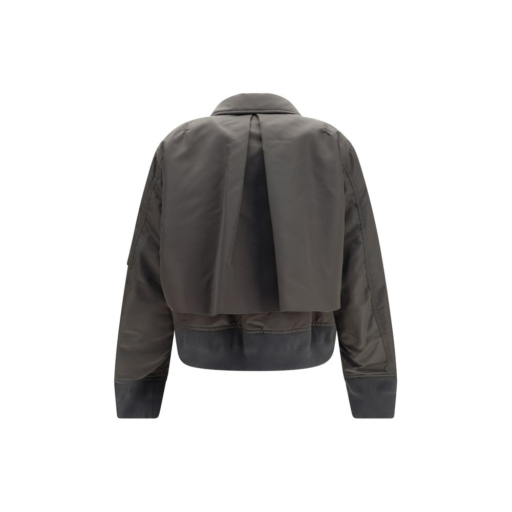 This Bomber Jacket by Sacai for women in nylon twill bicolour exhibits a edgy silhouette, meticulously detailed with functional pockets and a edgy for a edgy finish.