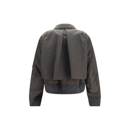 This Bomber Jacket by Sacai for women in nylon twill bicolour exhibits a edgy silhouette, meticulously detailed with functional pockets and a edgy for a edgy finish.