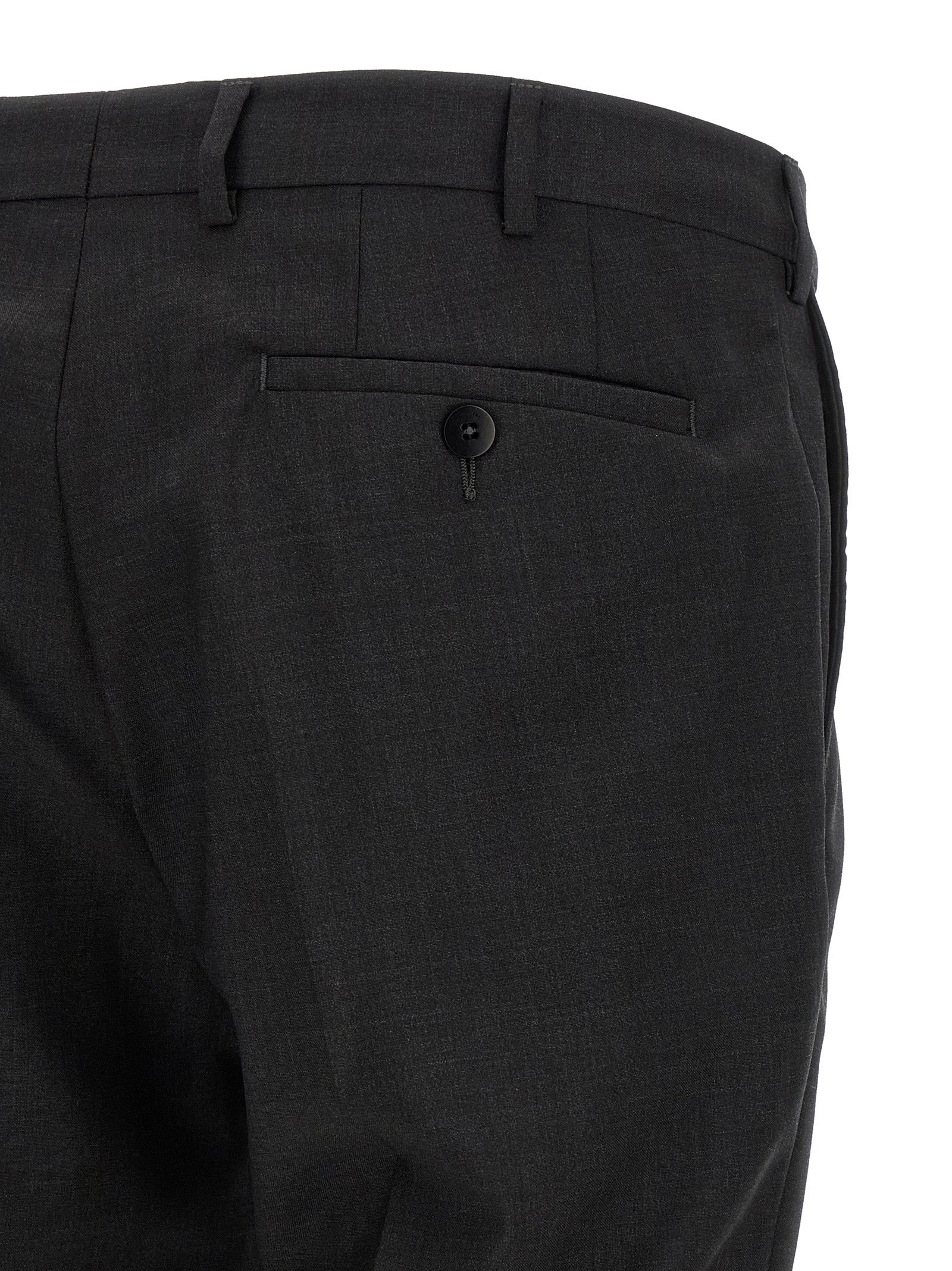 This Pant Suit by Pal Zileri for men in wool gray presents a discerning silhouette, featuring a sophisticated and a discerning for a refined and polished look.