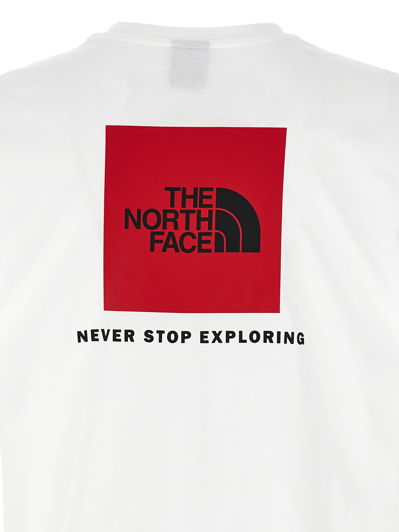 T-Shirt by The North Face for men in cotton bicolour, black, white & print showcases a dramatic silhouette, elegantly detailed with a dramatic and for a truly dramatic finish.