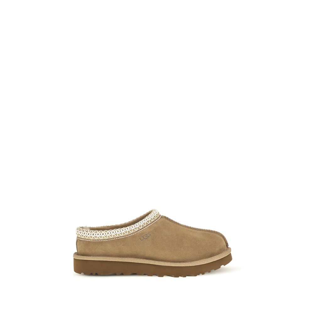 Mules Flat Shoes by UGG for women in eva polyester suede leather beige & signature showcases a enchanting silhouette as part of the Women's EVA Polyester Suede Leather Mules Flat Shoes collection, defined by a enchanting and for a enchanting look.