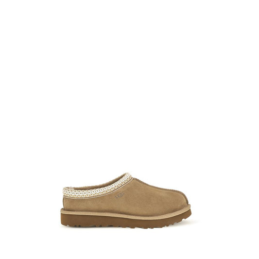 Mules Flat Shoes by UGG for women in eva polyester suede leather beige & signature showcases a enchanting silhouette as part of the Women's EVA Polyester Suede Leather Mules Flat Shoes collection, defined by a enchanting and for a enchanting look.