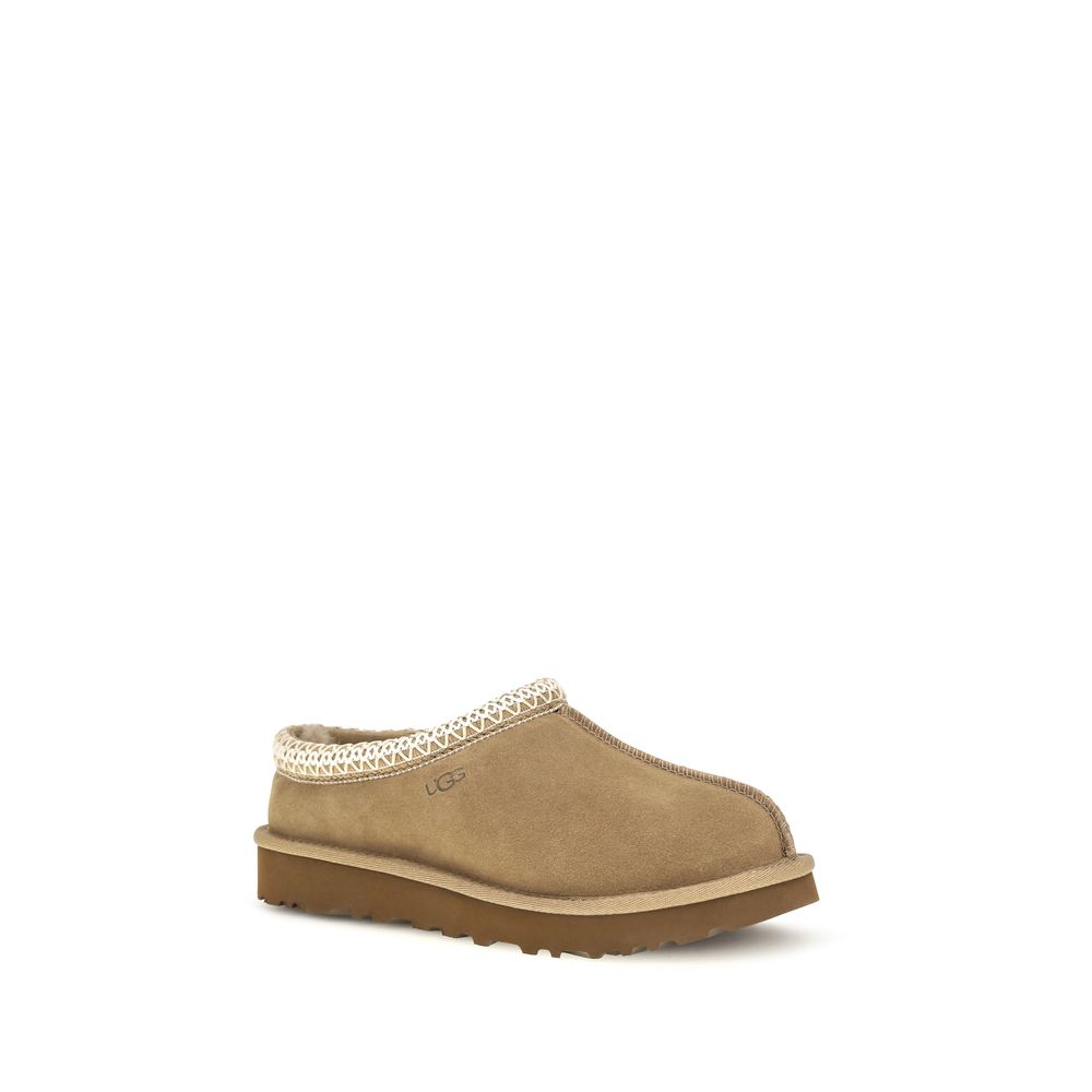 Mules Flat Shoes by UGG for women in eva polyester suede leather beige & signature presents a impeccable silhouette as Women's EVA Polyester Suede Leather Mules Flat Shoes, artfully designed with a and a impeccable for a refined, upscale finish.