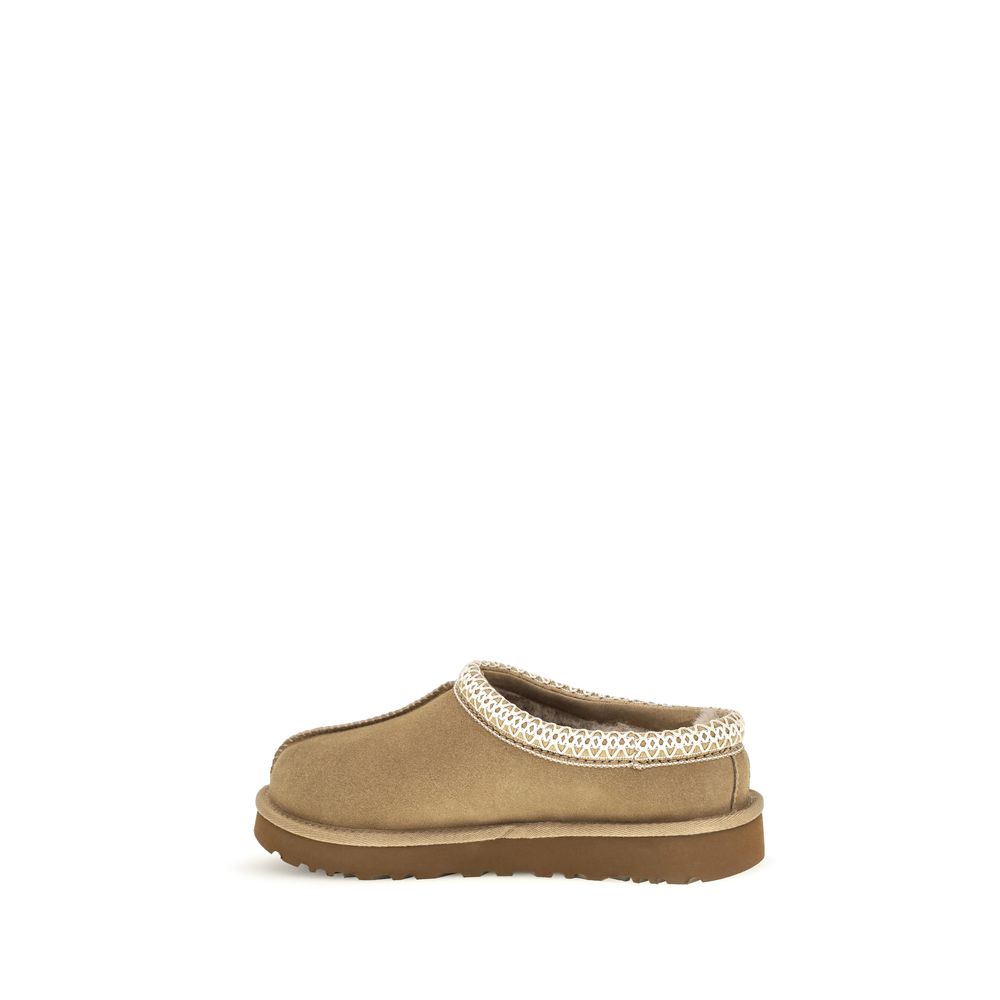 Mules Flat Shoes by UGG for women in eva polyester suede leather beige & signature showcases a dynamic silhouette, artfully capturing Women's EVA Polyester Suede Leather Mules Flat Shoes through its distinctive and elegant .