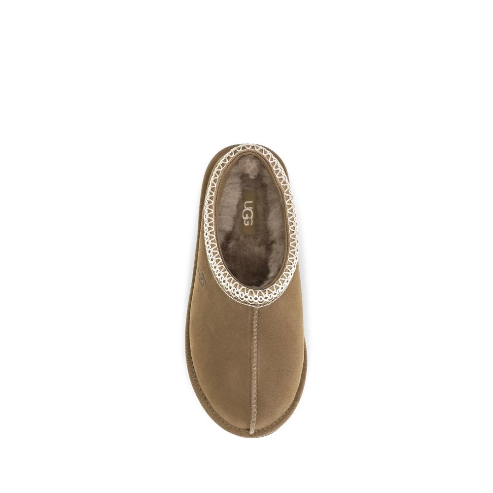 Mules Flat Shoes by UGG for women in eva polyester suede leather beige & signature features an statuesque silhouette from the Women's EVA Polyester Suede Leather Mules Flat Shoes collection, showcasing a and a statuesque for a statuesque look.