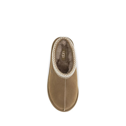 Mules Flat Shoes by UGG for women in eva polyester suede leather beige & signature features an statuesque silhouette from the Women's EVA Polyester Suede Leather Mules Flat Shoes collection, showcasing a and a statuesque for a statuesque look.