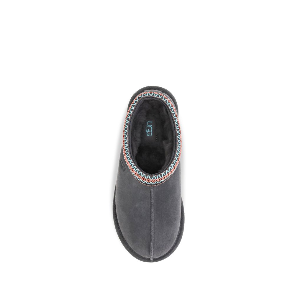 Mules Flat Shoes by UGG for women in eva polyester suede leather gray & signature presents a effortless chic silhouette, showcasing the Women's EVA Polyester Suede Leather Mules Flat Shoes design with a effortless chic and for a sophisticated look.