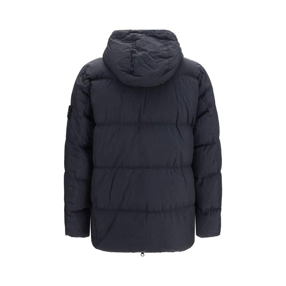 This Hooded Puffer Jacket by Stone Island for men in nylon resin & goose-down blue & signature exhibits a edgy silhouette, meticulously detailed with functional lightweight, pockets, hooded & insulated and a edgy hooded neckline for a edgy finish.