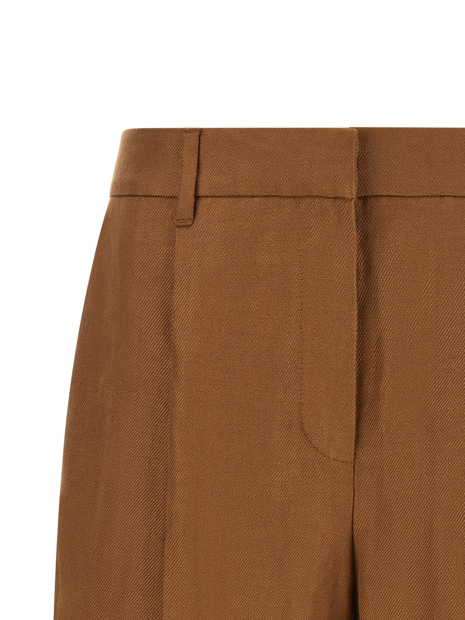 Bermuda Shorts by Brunello Cucinelli for women in linen brown features an nuanced silhouette, showcasing a nuanced relaxed-fit with a short cut and for a sophisticated, premium finish.