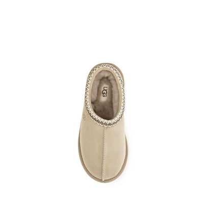 Mules Flat Shoes by UGG for women in eva polyester suede leather beige & signature showcases a enchanting silhouette as part of the Women's EVA Polyester Suede Leather Mules Flat Shoes collection, defined by a enchanting and for a enchanting look.